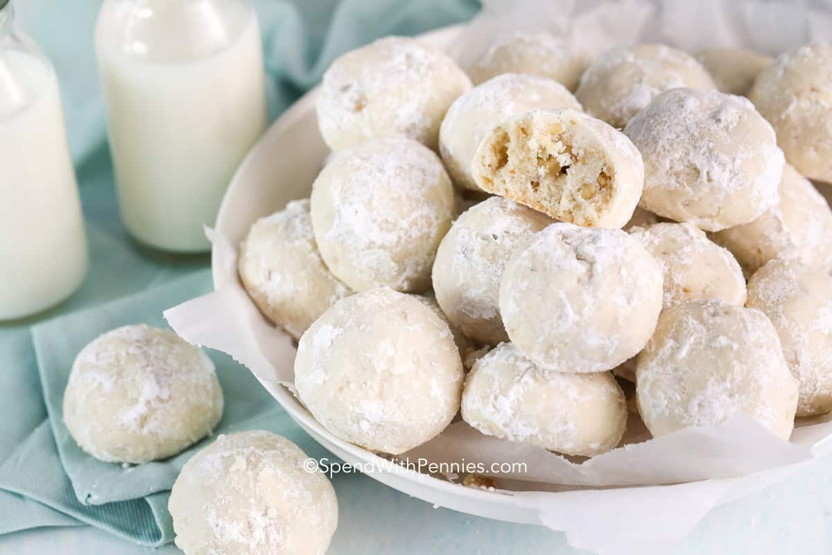 Easy Christmas Snowball Cookies: A Buttery Holiday Treat